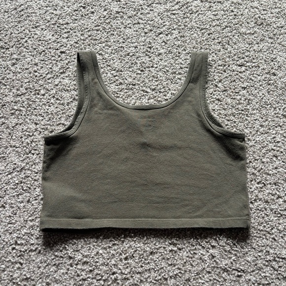Wild Fable Green Sleeveless Fitted Crop Tank Top Sz M Minimalist Summer Staple - Picture 6 of 8
